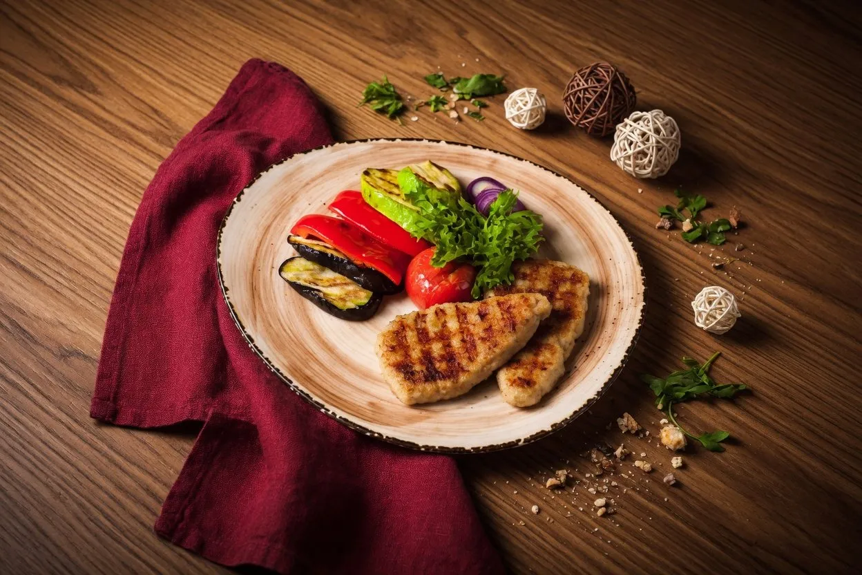 Котлетка "Нежная" из курицы с овощами гриль