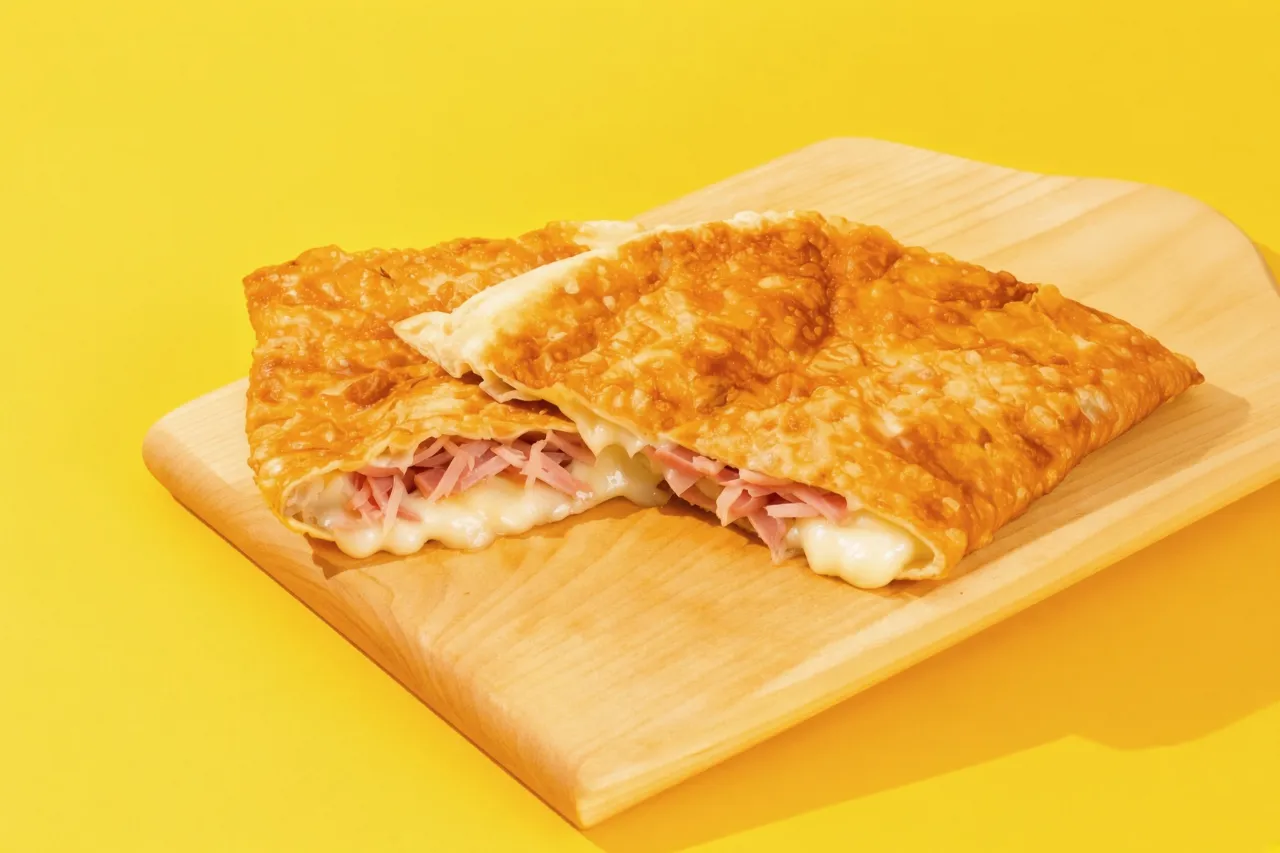 Чебурек с ветчиной и сыром